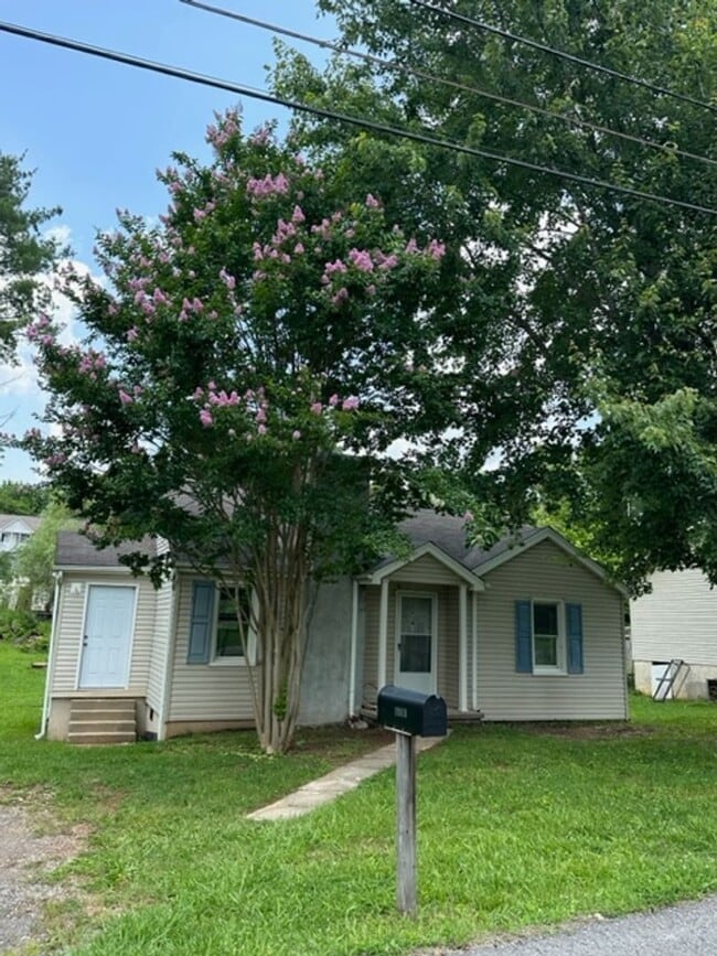 Powell 37849 - Completely Renovated, 2 bedroom, 1 bath Rancher - Contact Kenna Stephens (865) 604... - Powell 37849 - Completely Renovated, 2 bedroom, 1 bath Rancher - Contact Kenna Stephens (865) 604... House