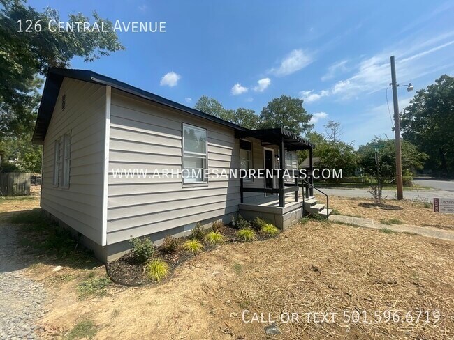 Foto del edificio - 126 Central Avenue | $895 | 3 beds, 1 full...