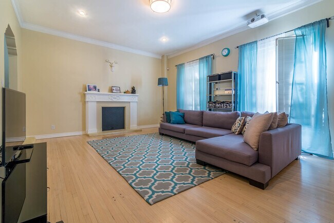Building Photo - 356 S Doheny Dr