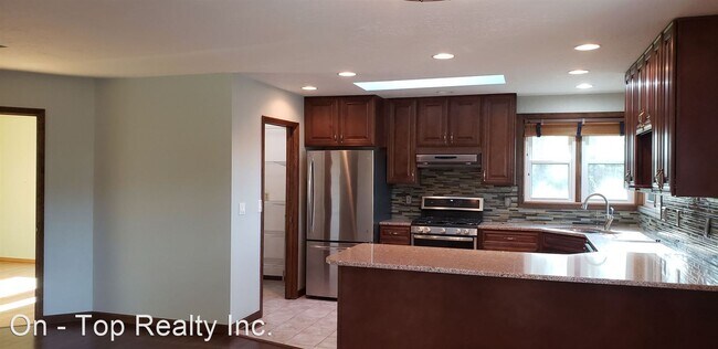 Foto del edificio - 6 br, 3 bath House - 927 E. Farwell