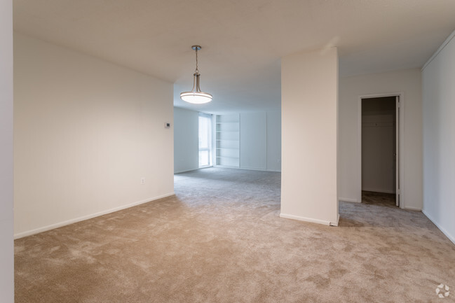 1 BR, 1 BA - 820 SF - 2121 Columbia Pike