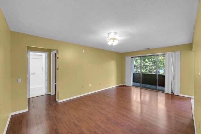 Building Photo - 6 Shrewsbury Green Dr