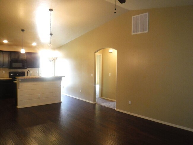 Foto del edificio - Beautiful 3bed, 2bath home located just of...