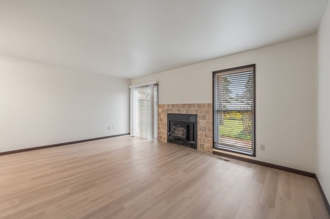 Building Photo - 2 bed 1 bath New Floors, New Paint