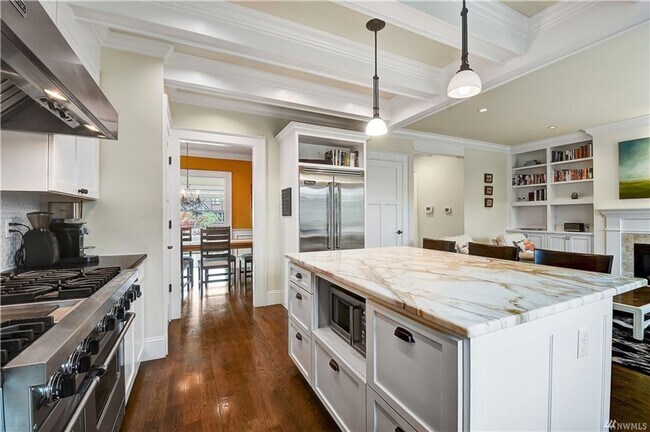 Foto del edificio - Beautiful 5-Bed Home in Sought-After Madison Park - Available 5/15/26
