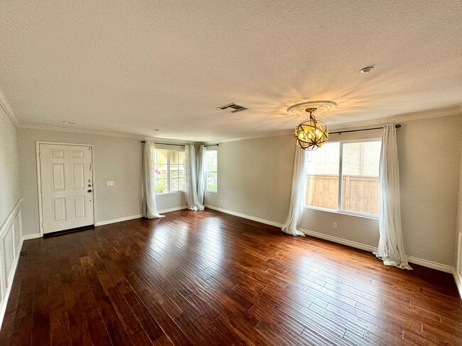 Building Photo - Great 4B/2.5BA House in Vista!