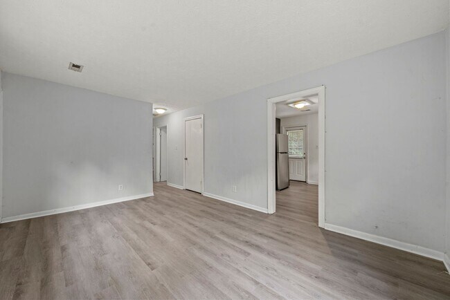 Foto del edificio - Private and convenient 3 bed/1 bath with large backyard