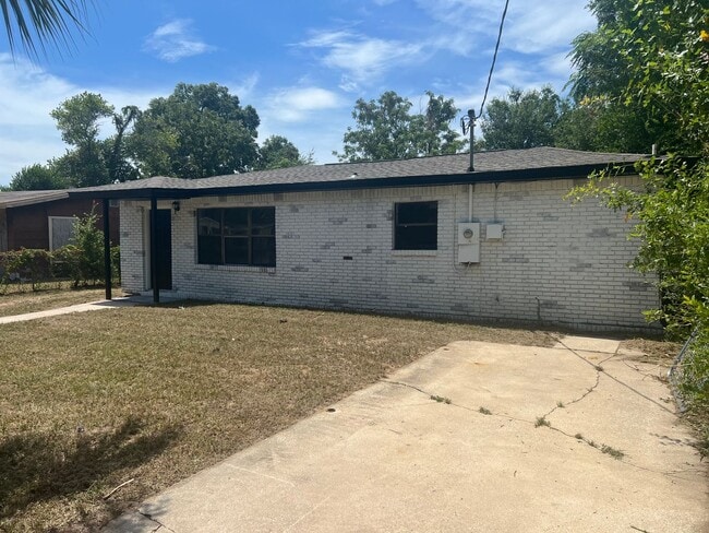 Building Photo - MOVE IN SPECIAL: HALF OFF first full month of rent!!!