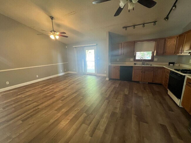 Foto del edificio - TWIN LAKES 3 BEDROOM 2 BATH!