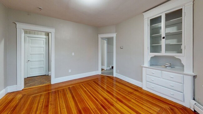Foto del edificio - Newtonville Duplex w/Parking 9/1