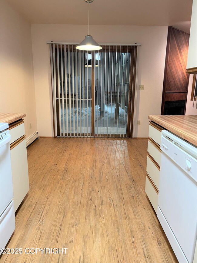 Foto del edificio - 3560 W Dimond Blvd