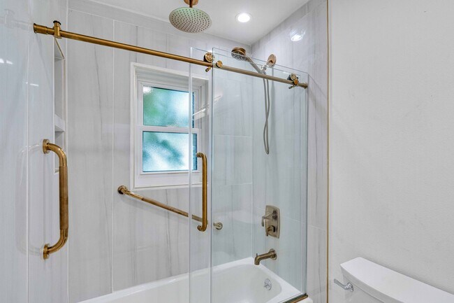 Foto del edificio - 1329 Pinebrook Way