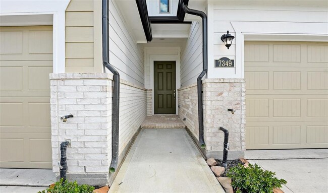 Foto del edificio - 7349 Hinsdale Dr