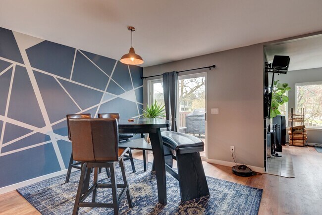 Building Photo - Recently Updated 3 Bedroom and 3 Bath Town...