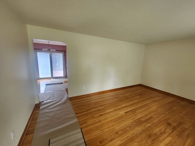 Building Photo - Beautiful 3 bedroom 1.5 bath home with bas...
