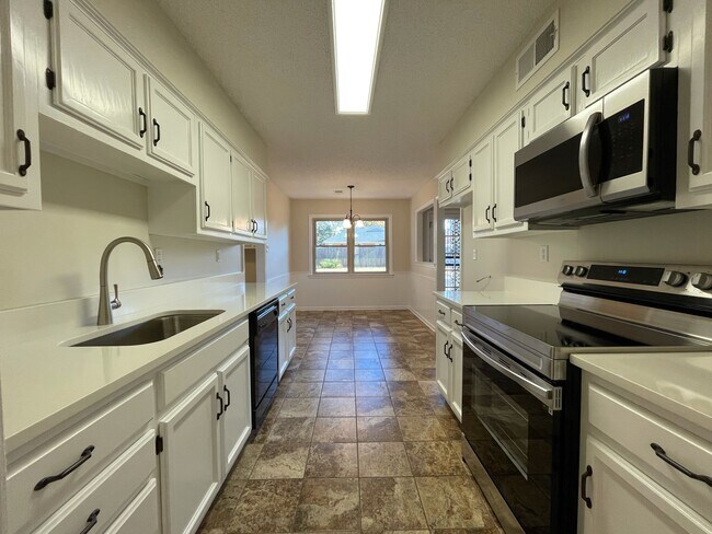 Building Photo - 2406 Doe Run Ln
