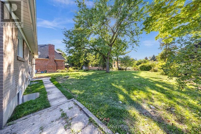 Building Photo - 18 Windridge Dr