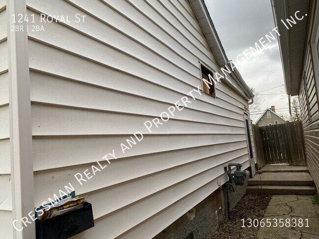Building Photo - 2 bed 2 bath House in Regina SK.