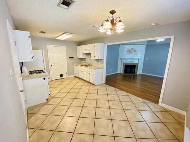 Building Photo - 129 Loghan Dr