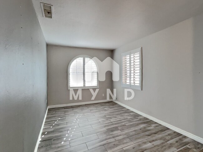 Building Photo - 3718 E Taro Ln
