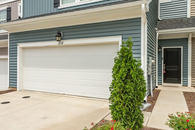 Building Photo - Charming 3 bedroom 2.5 bath Townhome in Wa...