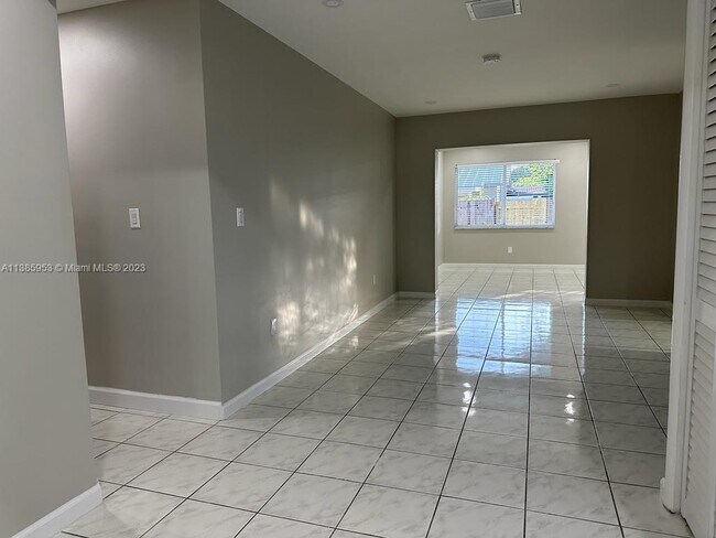 Building Photo - 7700 SW 132nd Pl