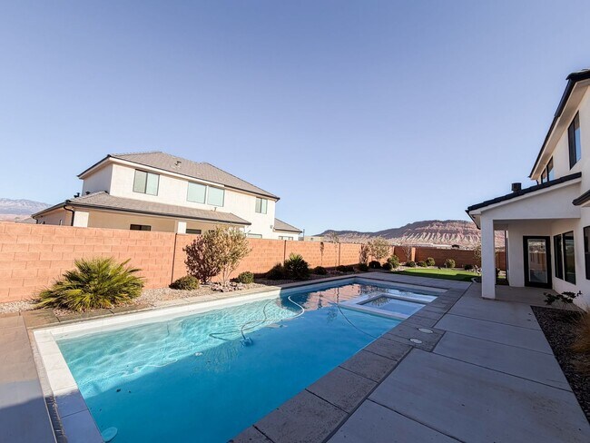 Foto del edificio - 5 bed plus office / 4 bath / 3 car garage custom home in Washington Fields with POOL