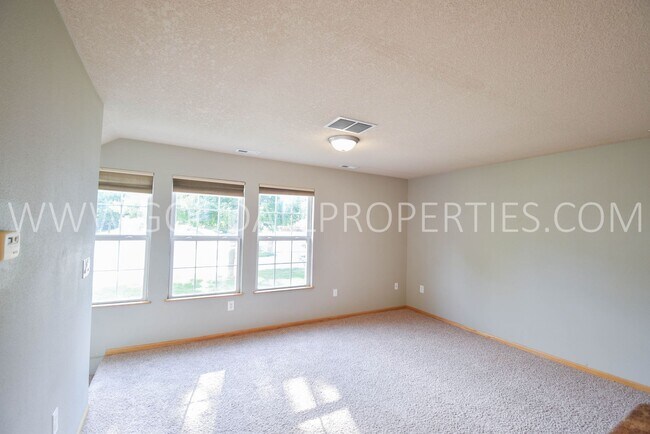 Foto del edificio - 2 Bedroom, 2 Bath Townhome in Pleasant Hill with 2-Car attached Garage