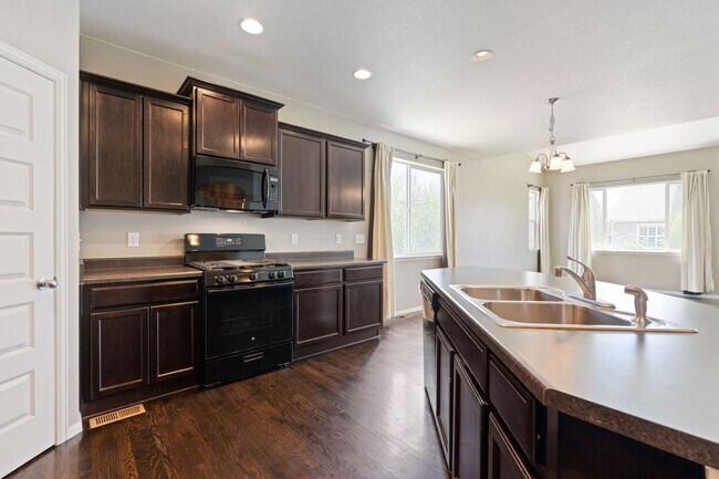 Building Photo - Huge 4 Bedroom Home!