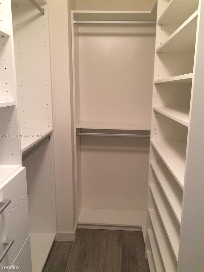 Foto del edificio - 3 br, 2 bath Condo - 999 SW 1st Ave Apt 2517