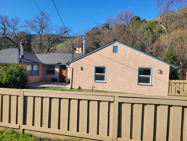 Foto del edificio - Incredible Country Style Duplex in Crow Ca...