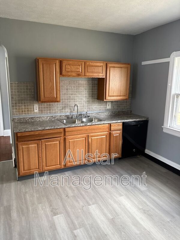 Building Photo - 3255 E 139th St