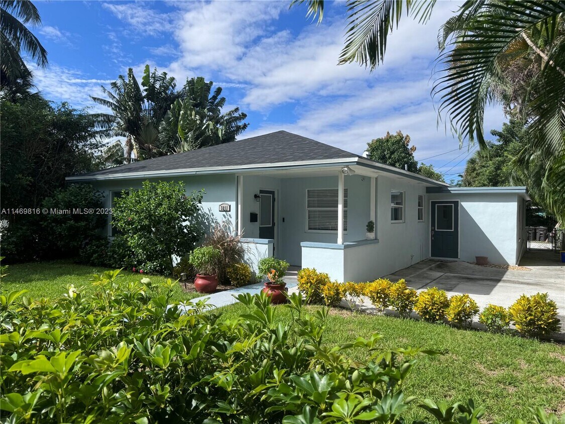 Primary Photo - 3211 Poinsettia Ave