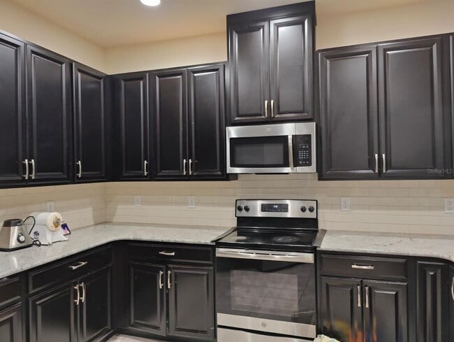 Building Photo - 600 Red Rose Ln