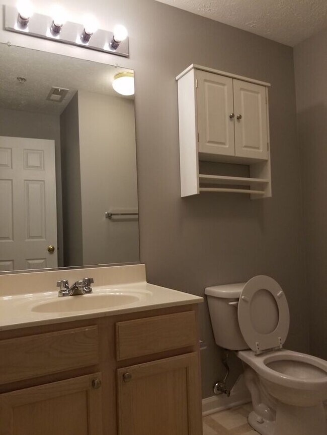 Building Photo - 3 Bedrooms 4 Bathroom House