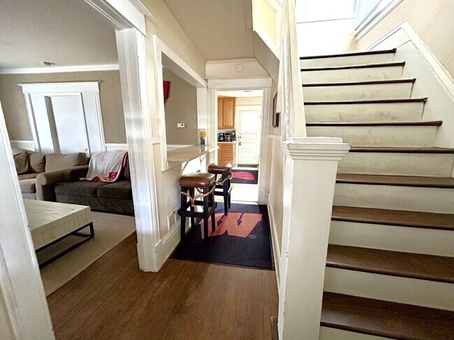 Foto del edificio - 5 Bedroom/1 Bathroom - Available Now For Short-Term Lease - Great Downtown Location!