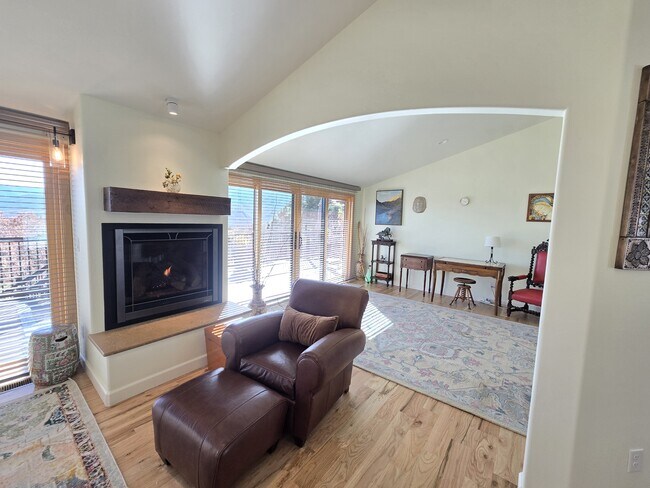 Foto del edificio - 4055 Sleeping Indian Ln