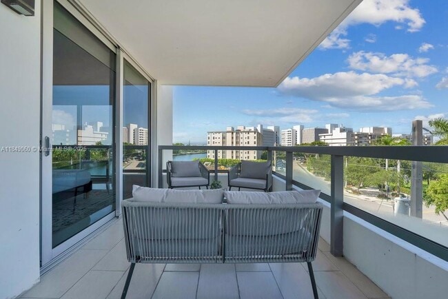Foto del edificio - 9261 E Bay Harbor Dr