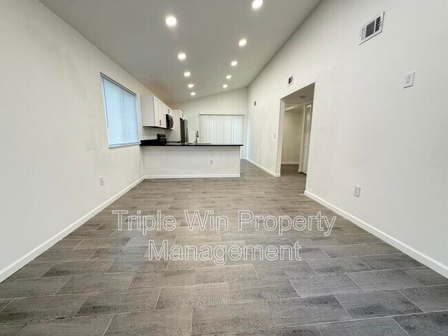 Foto del edificio - 1332 Langholm Dr