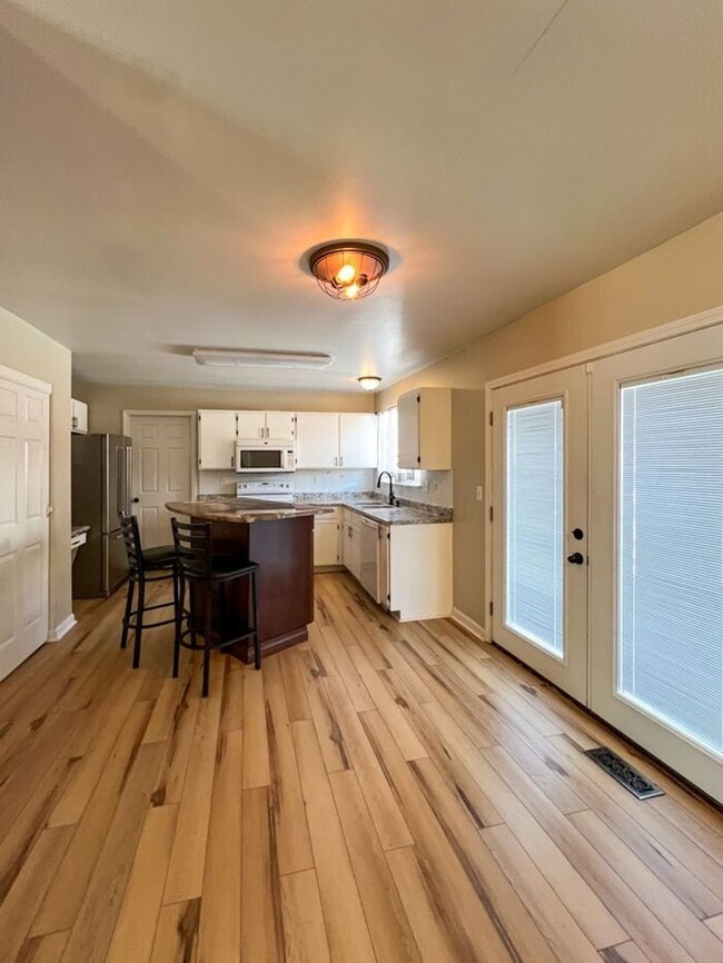 Building Photo - Cozy 3-Bedroom, 4-Bathroom Home in Saint L...