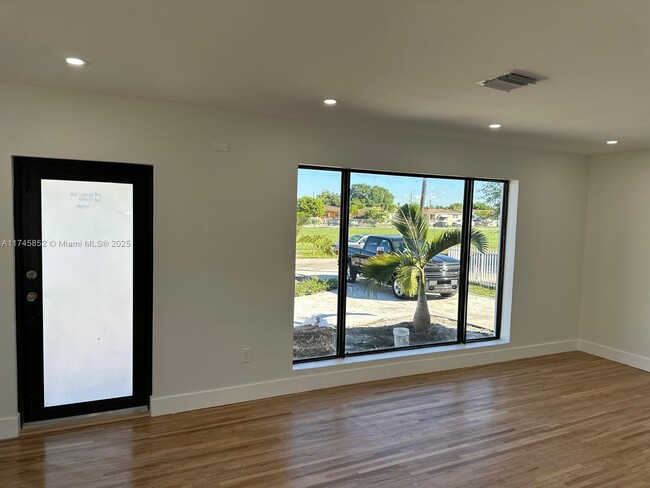 Foto del edificio - 6473 SW 25th St