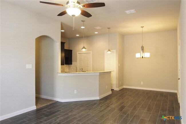 Building Photo - 542 Creekside Frst