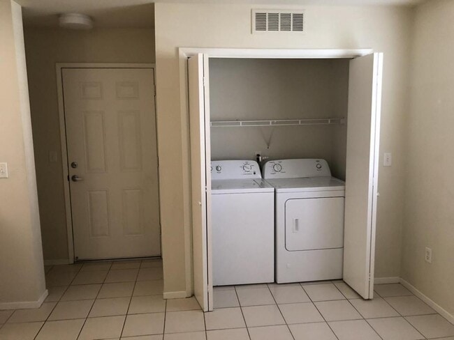 Building Photo - 600 Hosking Ave. # 12-D, Bakersfield CA 93307