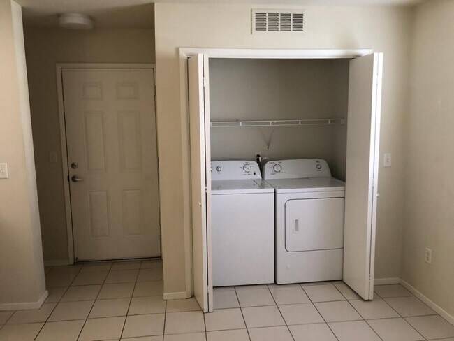 Foto del edificio - 600 Hosking Ave. # 12-D, Bakersfield CA 93307