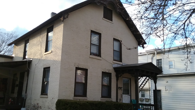 Building Photo - 16 Oak St