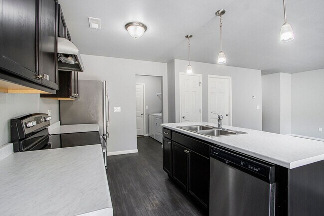 Foto del edificio - Newer Ranch For Lease with September Occup...
