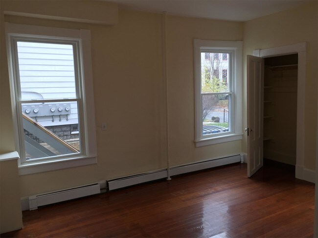 Building Photo - 11 Osgood St