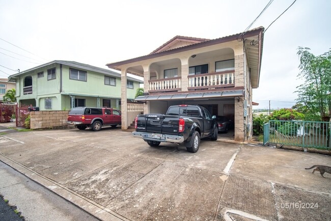 Building Photo - 2BR/1BA/2PKG(TANDEM) DOWNSTAIRS UNIT IN ALIAMANU THREE PLEX