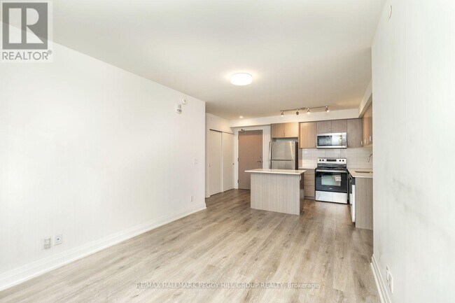 Photo du bâtiment - 58 Lakeside Ter