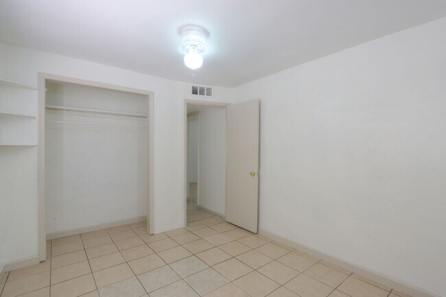 Foto del edificio - 1341 N Crane St